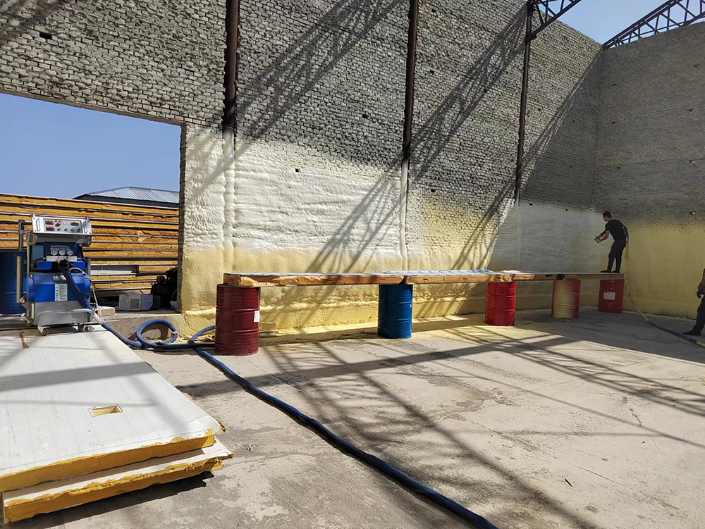 為啥大家都在用聚氨酯發(fā)泡機進行冷庫保溫?